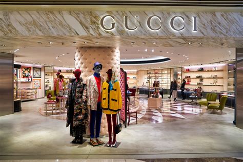 dans un magasin de gucci|gucci shop online.